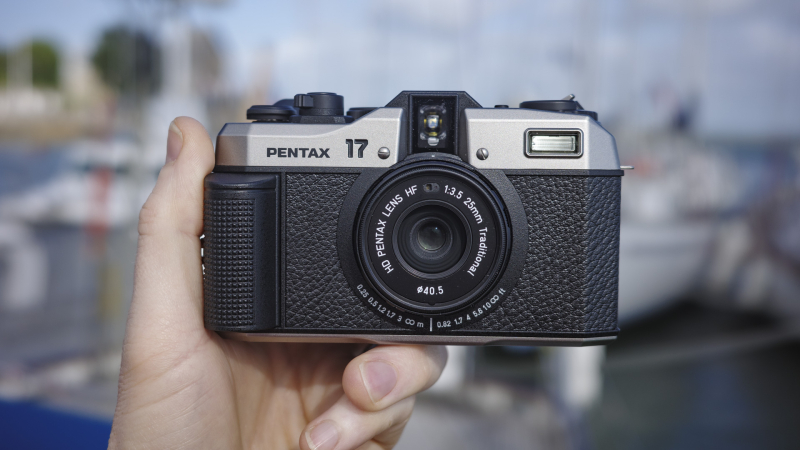 Компания Pentax возродила аналоговую пленочную камеру в своем последнем выпуске, который покорил меня своей дорогой ретро-упаковкой.