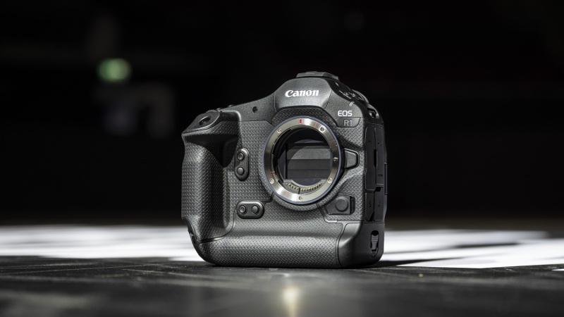 Я протестировал новую камеру Canon EOS R1 для спортивной фотографии — в умелых руках она мощная камера.